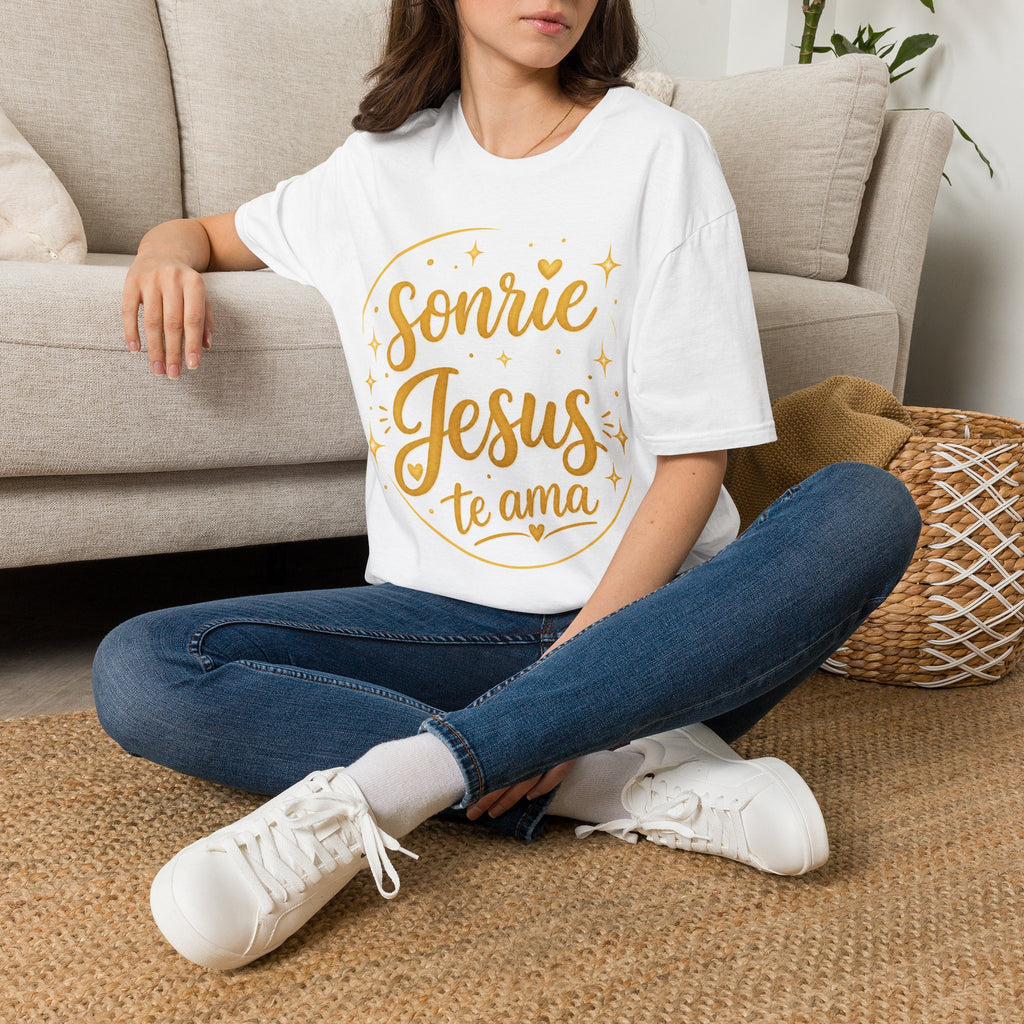 Sonríe Jesús Te Ama T-Shirt — Inspirational Spanish Christian Tee
